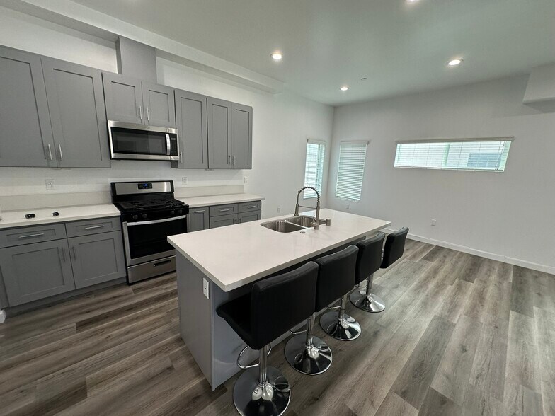25130 Frampton Ave, Harbor City, CA à vendre - Photo de l’immeuble – Image 3 sur 8