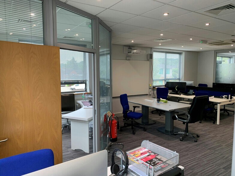 Unit M-E, Bourne End Business Park, Cores End Road, Bourne End à louer - Photo de l’immeuble – Image 3 sur 5