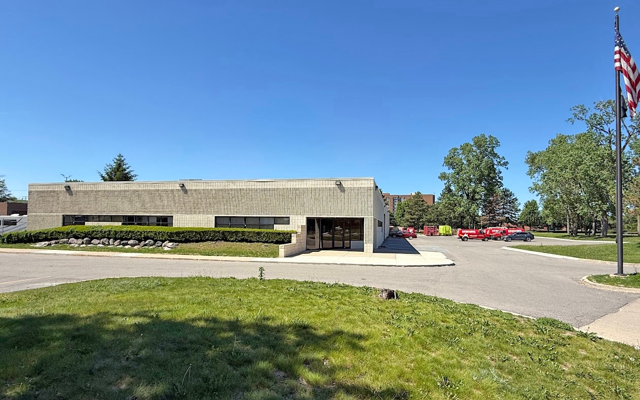 2200 E Eleven Mile Rd, Warren, MI à vendre Photo principale– Image 1 sur 14