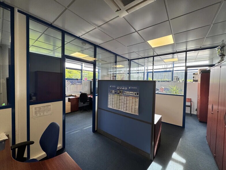 Local d’activités dans Vigny à louer - Photo de l’immeuble – Image 2 sur 18