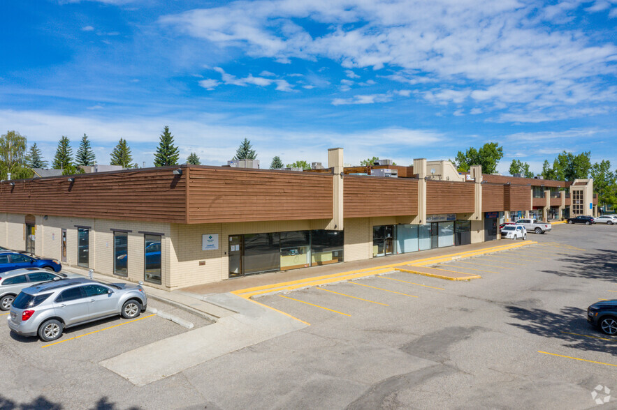 523 Woodpark Blvd SW, Calgary, AB à louer - Photo de l’immeuble – Image 2 sur 4