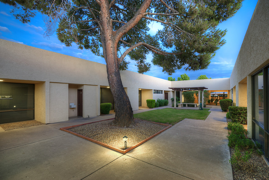 4643 E Thomas Rd, Phoenix, AZ à louer - Photo de l’immeuble – Image 3 sur 5