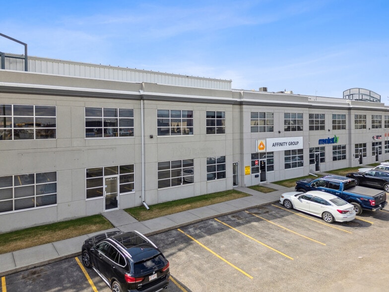 4511 Glenmore Trl SE, Calgary, AB à vendre - Photo principale – Image 2 sur 15