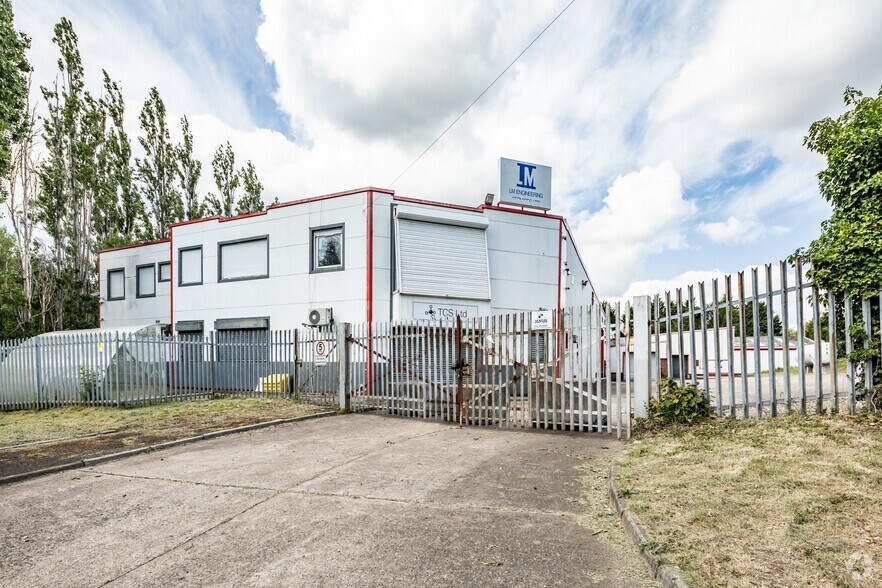 13 Queensway, Wrexham à louer - Photo principale – Image 1 sur 17