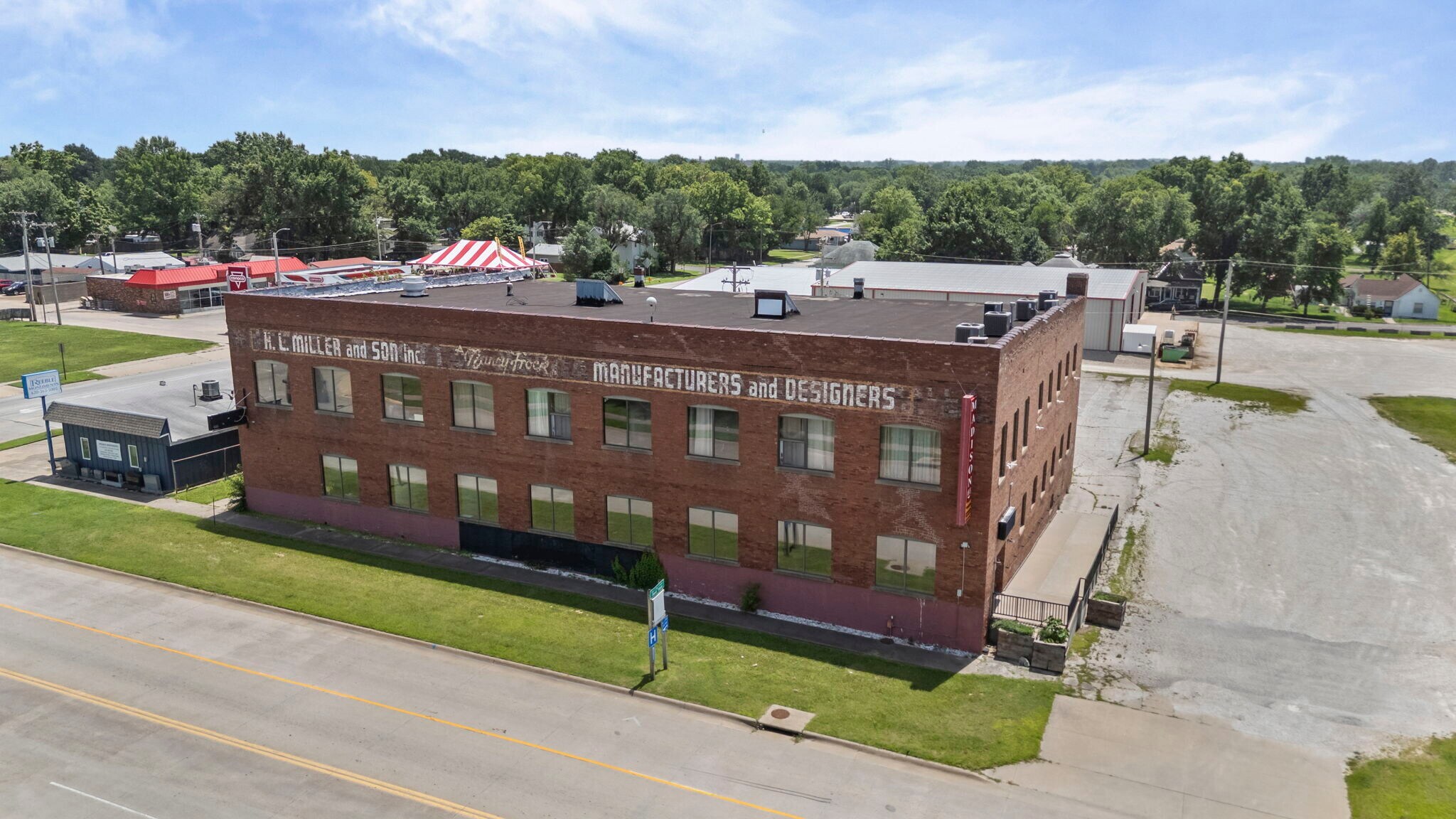 415 W Madison Ave, Iola, KS à vendre Photo de l’immeuble– Image 1 sur 85