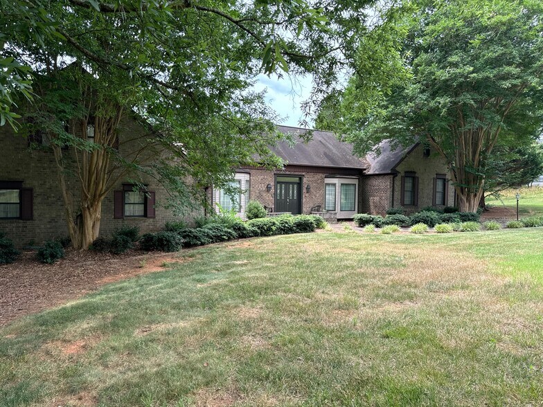 6282 Robinhood Rd, Pfafftown, NC à vendre - Photo principale – Image 1 sur 21