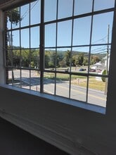 141 S Main St, Beacon Falls, CT à louer Photo intérieure– Image 2 sur 4