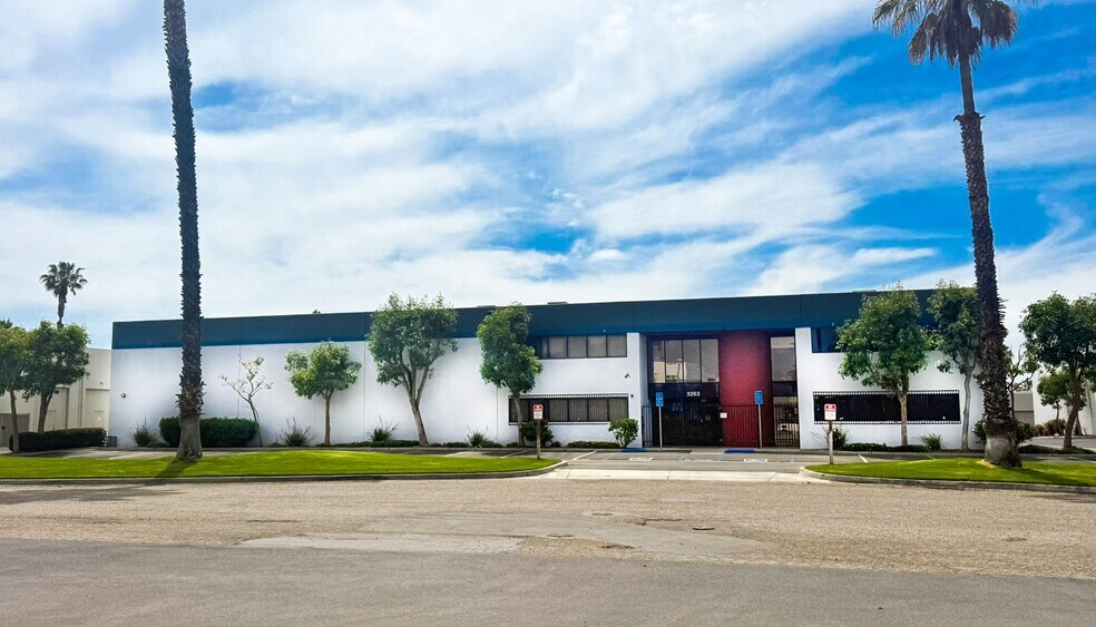 3263 Trade Center Dr, Riverside, CA à vendre - Photo de l’immeuble – Image 1 sur 11