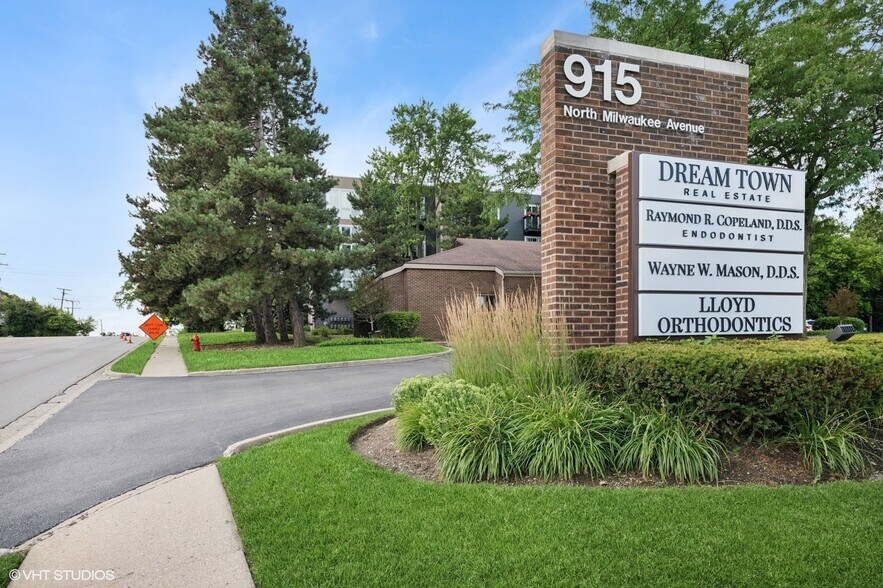 915 N Milwaukee Ave, Libertyville, IL à louer - Photo de l’immeuble – Image 1 sur 23