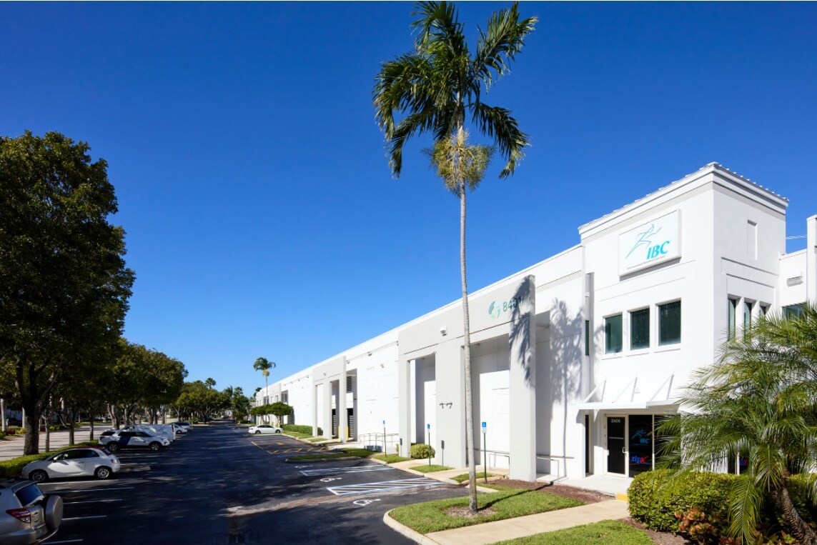 8401 NW 17th St, Miami, FL à louer Photo principale– Image 1 sur 4