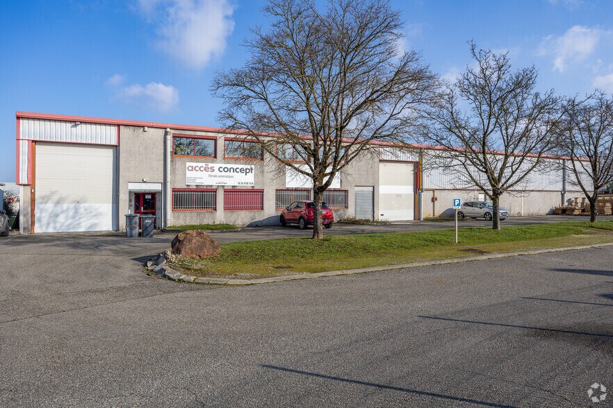 Local d'activités dans Chassieu à vendre - Photo de l’immeuble – Image 3 sur 3