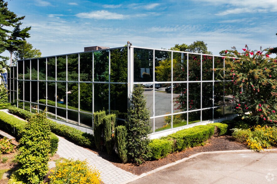 750 Veterans Memorial Hwy, Hauppauge, NY à louer - Photo de l’immeuble – Image 3 sur 5