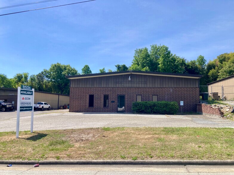2611 Phoenix Dr, Greensboro, NC à louer - Photo de l’immeuble – Image 3 sur 16