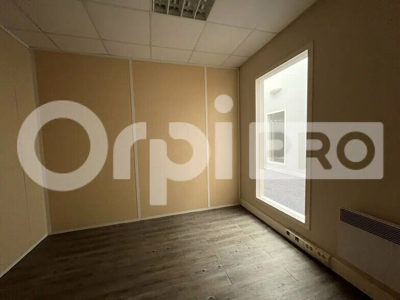 Bureau dans Brie-Comte-Robert à louer - Photo de l’immeuble – Image 3 sur 4