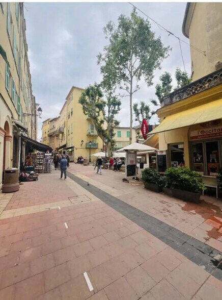 Local commercial dans Menton à louer - Photo de l’immeuble – Image 1 sur 4