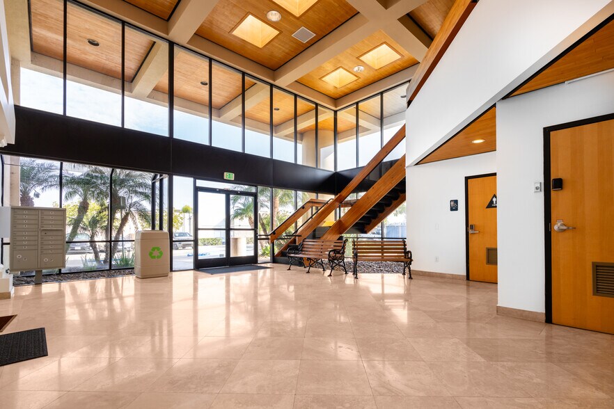 9466 Black Mountain Rd, San Diego, CA à louer - Photo de l’immeuble – Image 2 sur 12