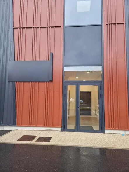 Local d’activités dans SAINT-OUEN-L'AUMONE à louer - Photo de l’immeuble – Image 2 sur 7