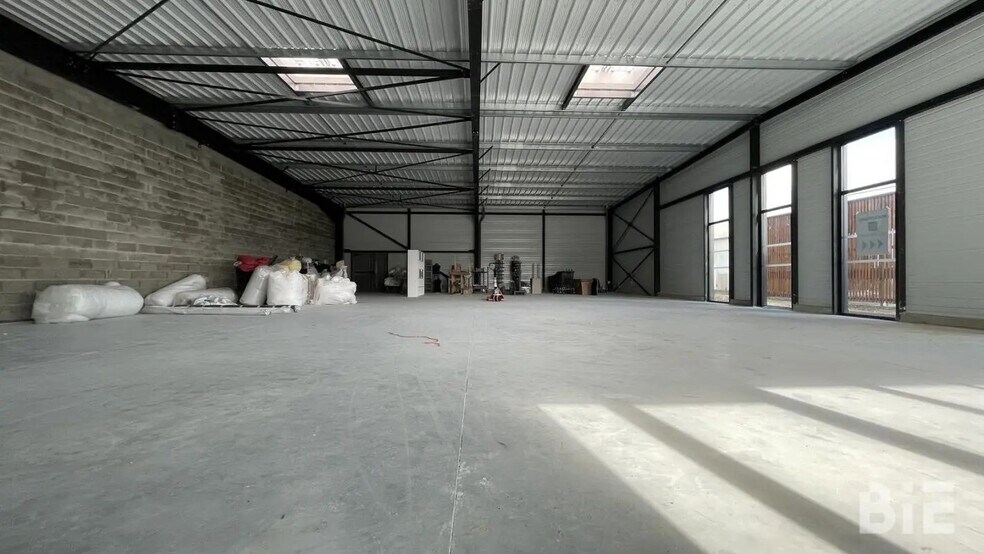 Local commercial dans Sainte-Eulalie à louer - Photo intérieure – Image 1 sur 3