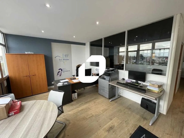 Bureau dans La Ville-du-Bois à louer - Photo de l’immeuble – Image 3 sur 9