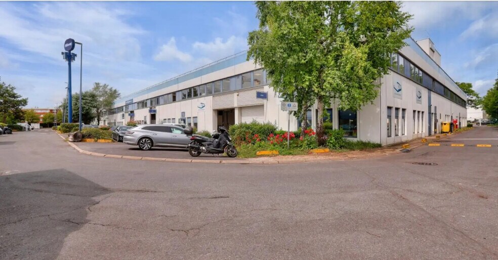 Local d’activités dans Aulnay-sous-Bois à louer - Photo de l’immeuble – Image 2 sur 11