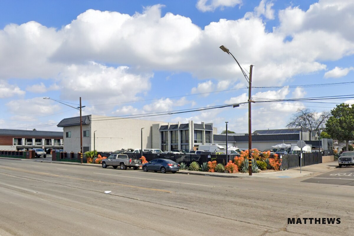 15625 Lakewood Blvd, Paramount, CA à louer Photo principale– Image 1 sur 3