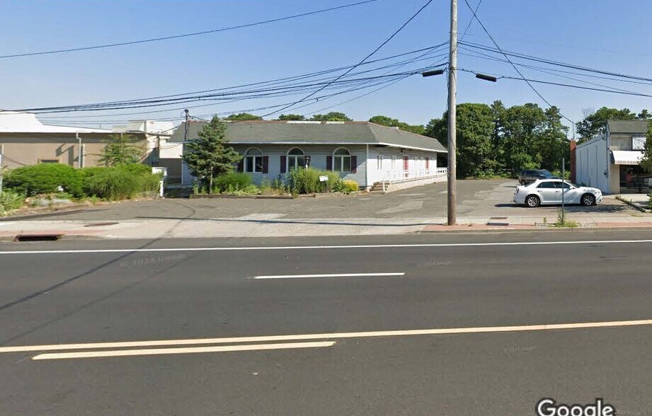 911 Montauk Hwy, Shirley, NY à louer - Photo de l’immeuble – Image 2 sur 3