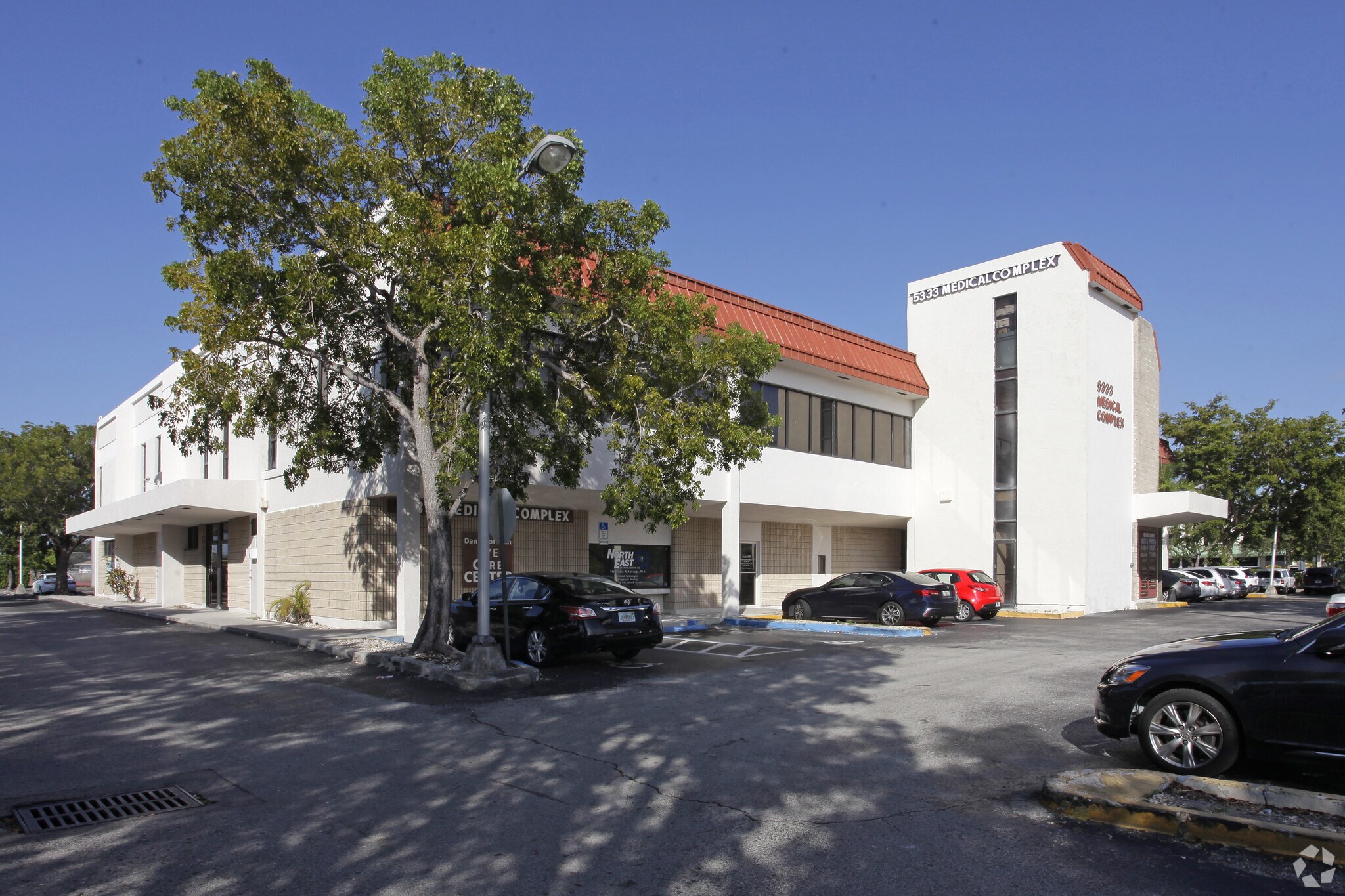 5333 N Dixie Hwy, Oakland Park, FL à louer Photo principale– Image 1 sur 30