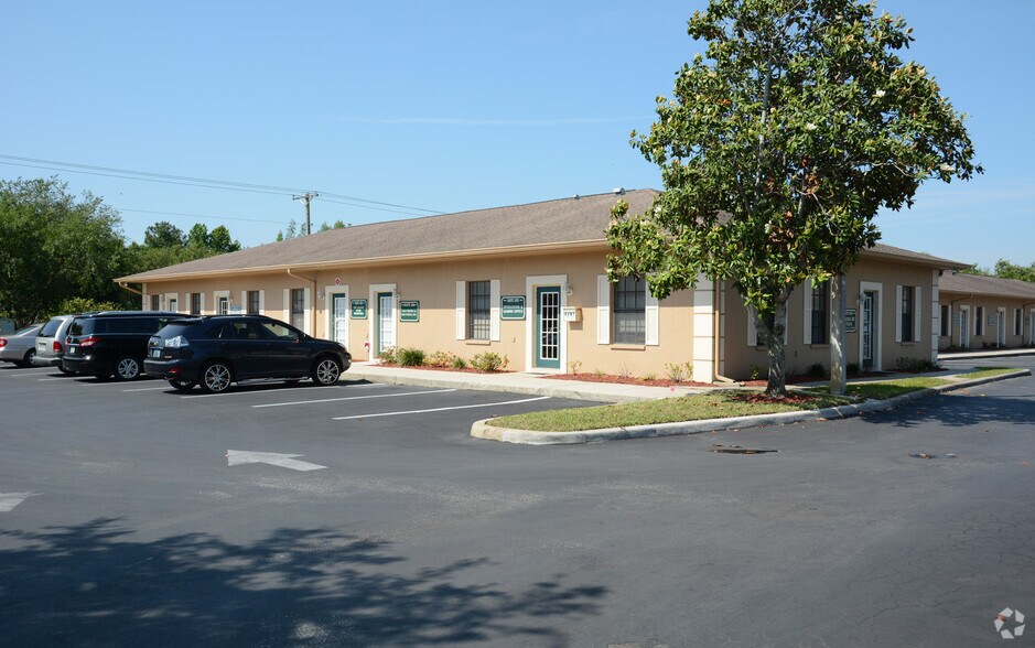 8911 Regents Park Dr, Tampa, FL à louer - Photo de l’immeuble – Image 2 sur 4