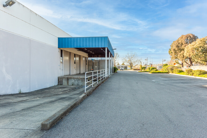 740 Southpoint Blvd, Petaluma, CA à louer - Photo de l’immeuble – Image 2 sur 8