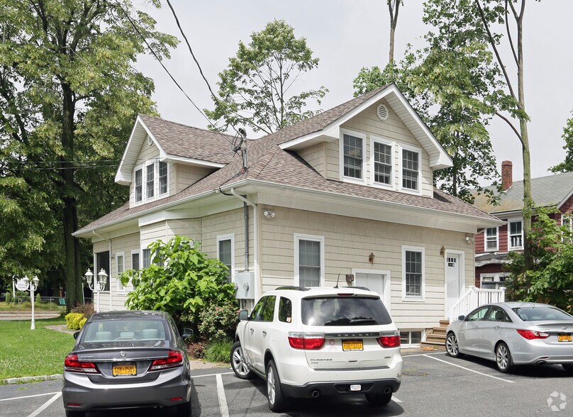 209 Main St, Port Jefferson Station, NY à louer - Photo de l’immeuble – Image 2 sur 7