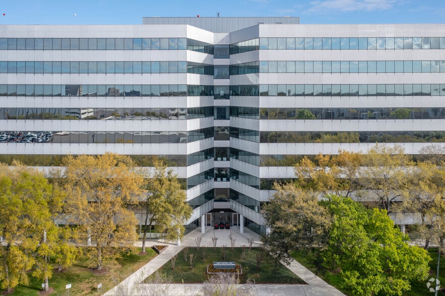 4888 Loop Central Dr, Houston, TX à vendre - Photo de l’immeuble – Image 3 sur 13