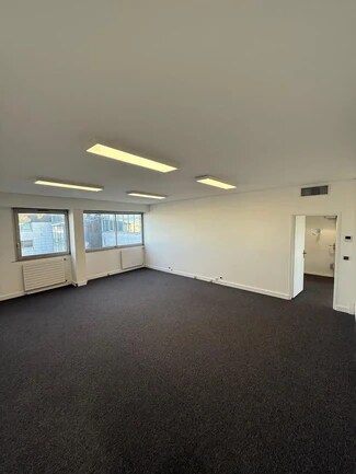 Plus de détails pour 503 Place Des Champs Elysees (Courcouronnes), Évry - Bureau à louer