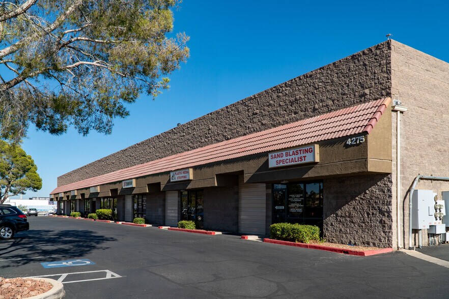 4275 W Bell Dr, Las Vegas, NV à louer - Photo de l’immeuble – Image 2 sur 17