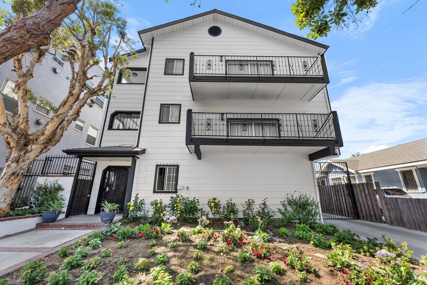 755 Gaviota Ave, Long Beach, CA à vendre - Photo de l’immeuble – Image 2 sur 15
