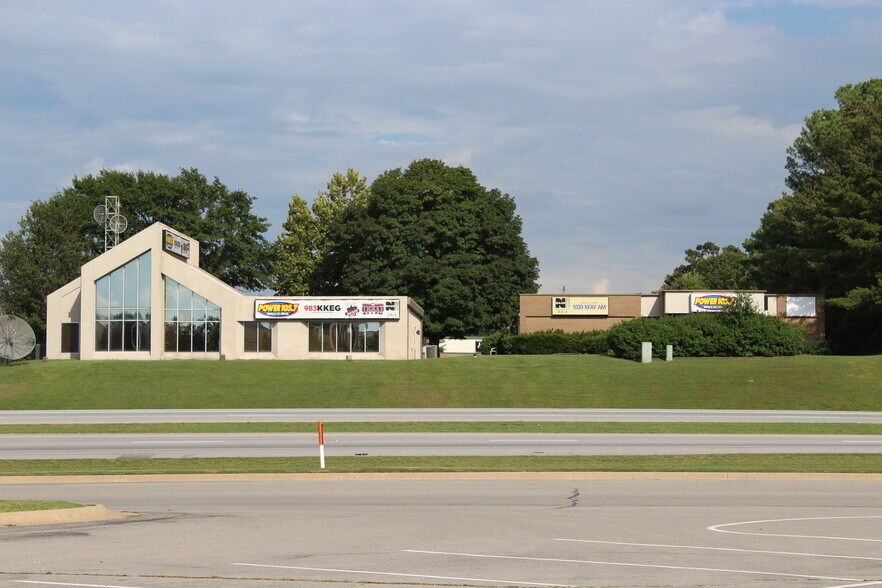 Fayetteville Office Buildings portefeuille de 2 biens à vendre sur LoopNet.fr - Photo principale – Image 1 sur 7