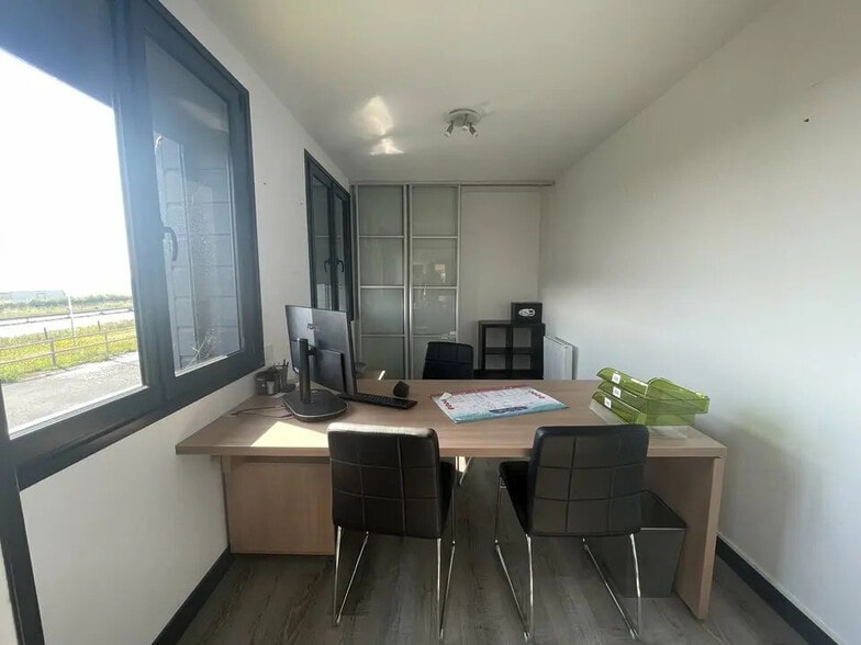 Bureau dans Cauvicourt à louer - Photo intérieure – Image 3 sur 7