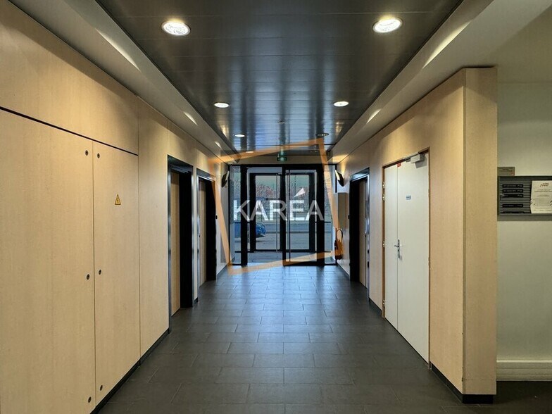 Bureau dans Bussy-Saint-Georges à louer - Hall d’entrée – Image 3 sur 9