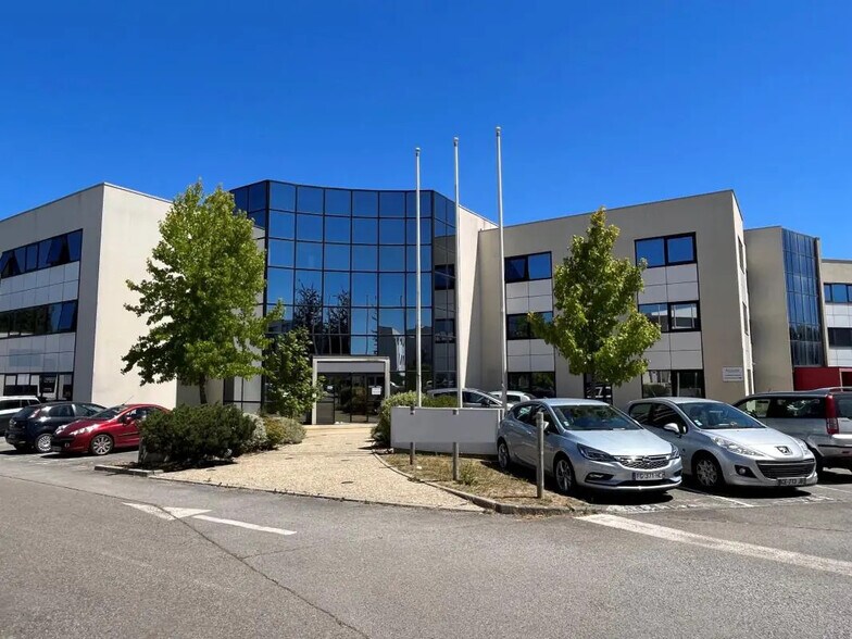 Bureau dans Saint-Grégoire à louer - Photo de l’immeuble – Image 1 sur 9