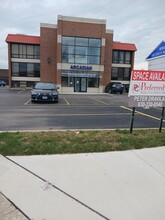 880 N York Rd, Elmhurst, IL à louer Photo de l’immeuble– Image 1 sur 2