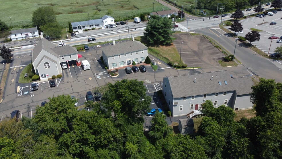 250-252 East Main portefeuille de 2 biens à vendre sur LoopNet.fr - Photo de l’immeuble – Image 2 sur 15