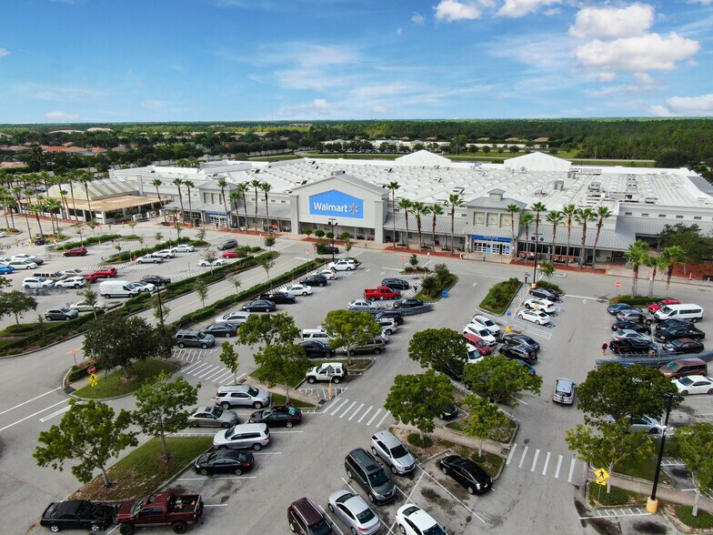 9960 Business Cir, Naples, FL à louer - Photo de l’immeuble – Image 3 sur 7