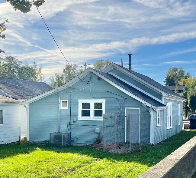 209 E Main St, Tipp City, OH à vendre - Photo de l’immeuble – Image 2 sur 6