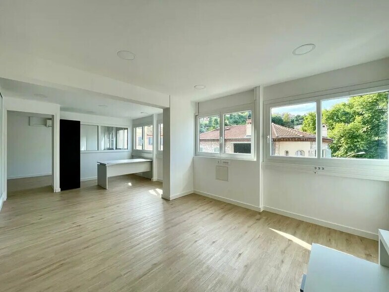 Bureau dans Cagnes-sur-Mer à louer - Photo de l’immeuble – Image 1 sur 6