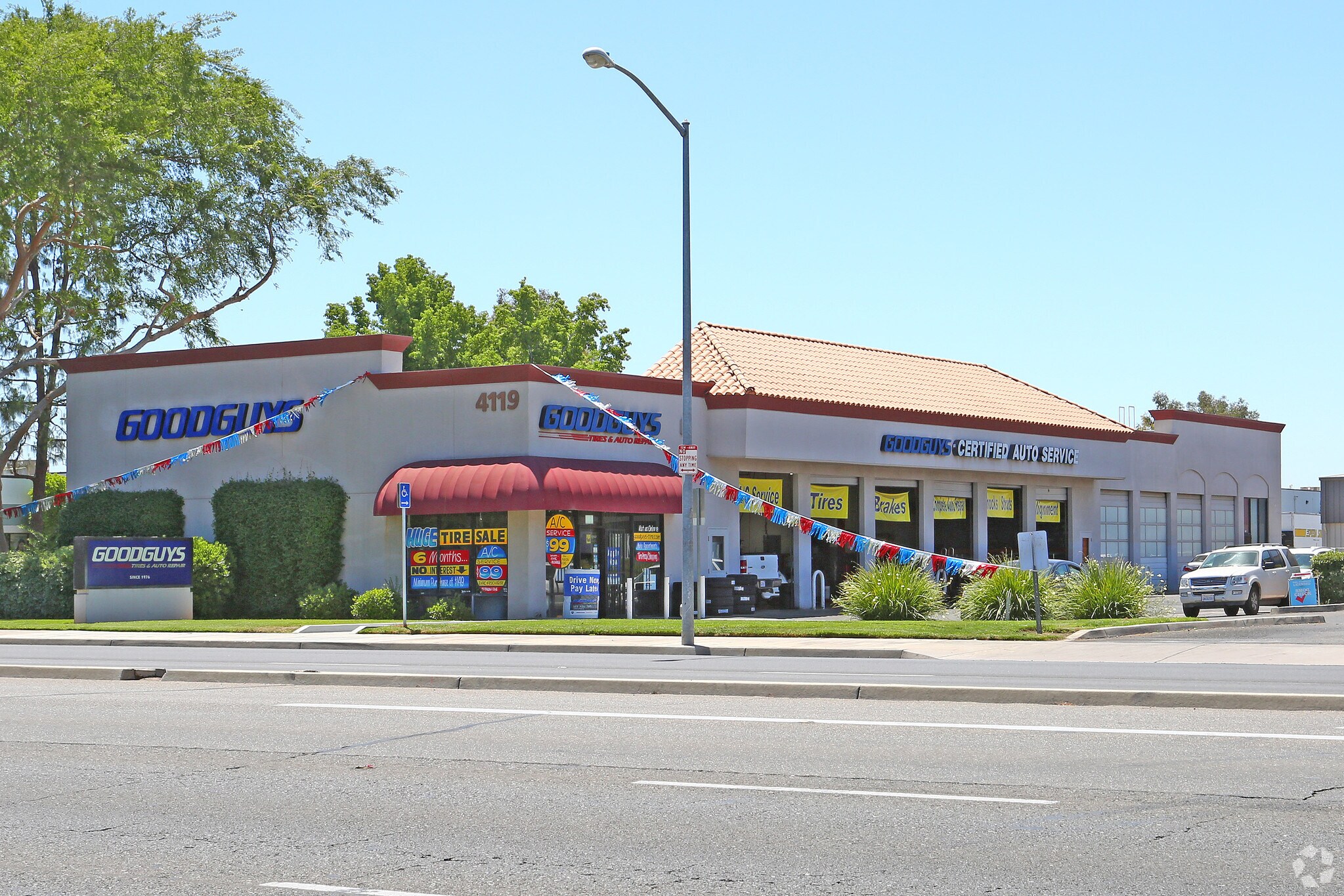 4119 W Shaw Ave, Fresno, CA à louer Photo principale– Image 1 sur 6