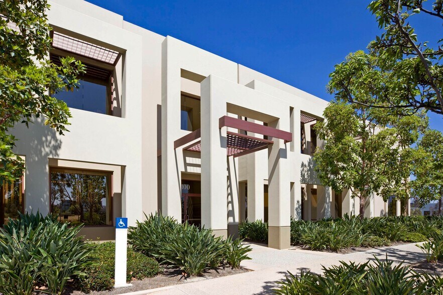 111 Academy Dr, Irvine, CA à louer - Photo de l’immeuble – Image 2 sur 25