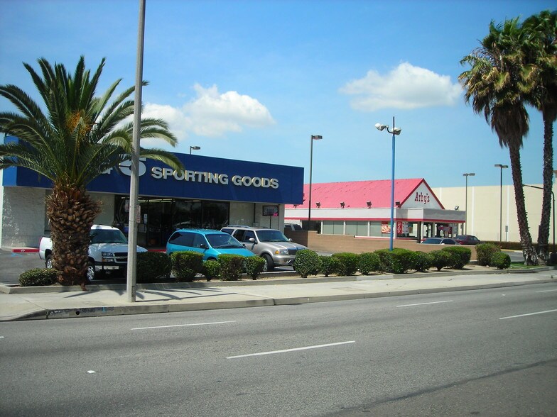 9102 Firestone Blvd, Downey, CA à louer - Photo de l’immeuble – Image 2 sur 5