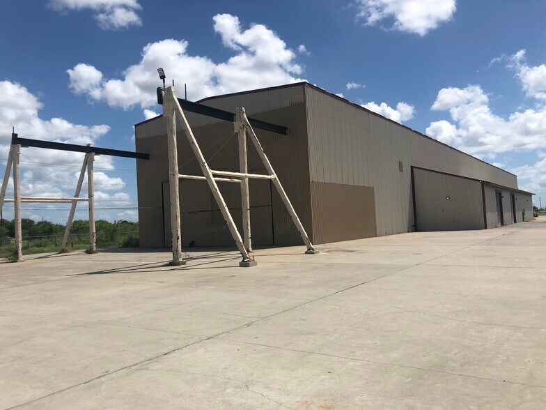 450 Industrial Blvd, Robstown, TX à louer - Photo de l’immeuble – Image 2 sur 4
