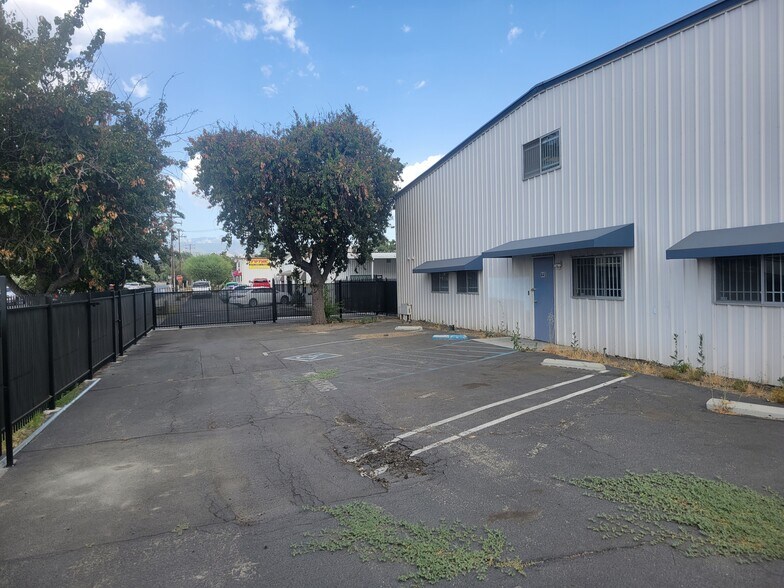 445 E Menlo Ave, Hemet, CA à louer - Photo de l’immeuble – Image 2 sur 8