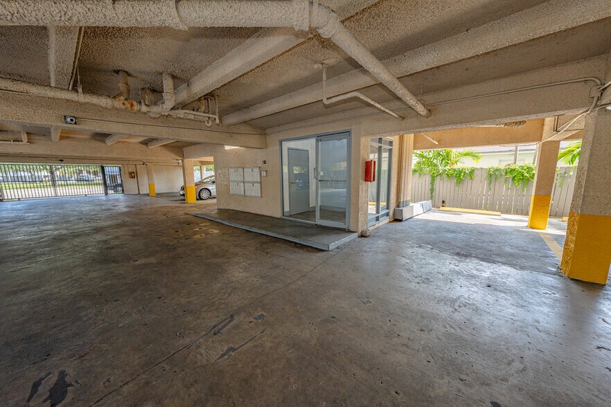 12215 W Dixie Hwy, North Miami, FL à vendre - Photo de l’immeuble – Image 3 sur 10