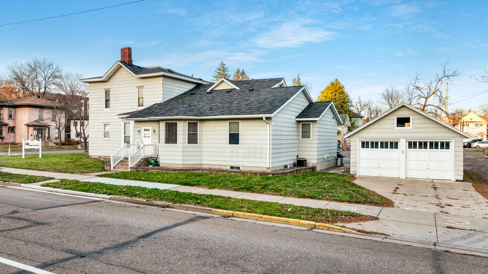 33 W Cedar St, Chippewa Falls, WI à vendre - Photo de l’immeuble – Image 1 sur 44